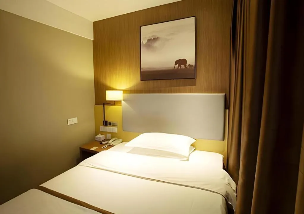 Bed in Jtour Inn Huanggang Wuxue City Square
