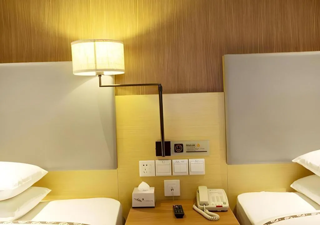 Bed in Jtour Inn Huanggang Wuxue City Square