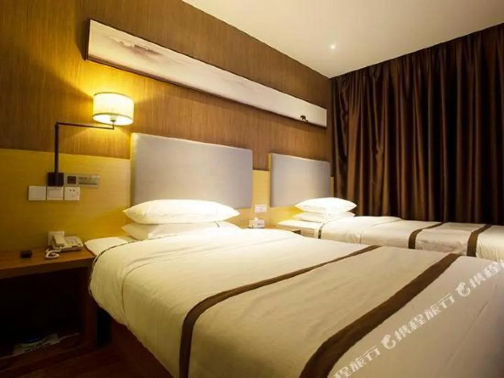 Bed in Jtour Inn Huanggang Wuxue City Square