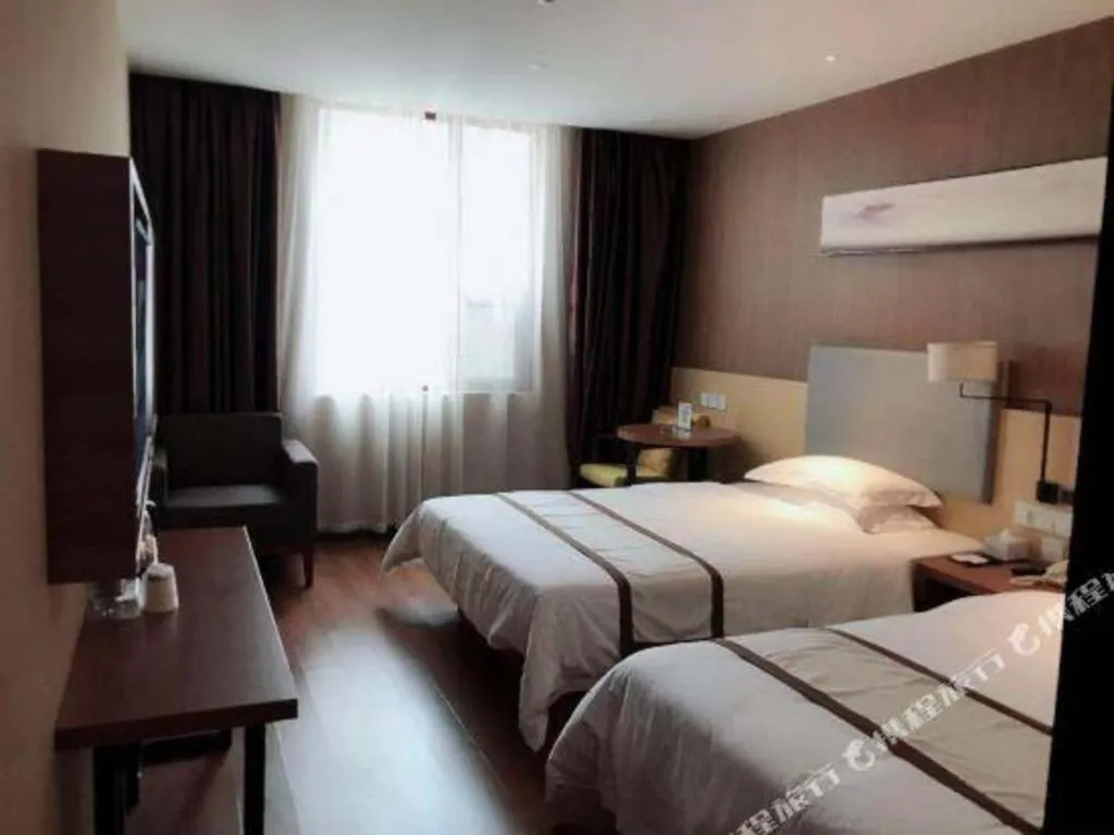 Bed in Jtour Inn Huanggang Wuxue City Square