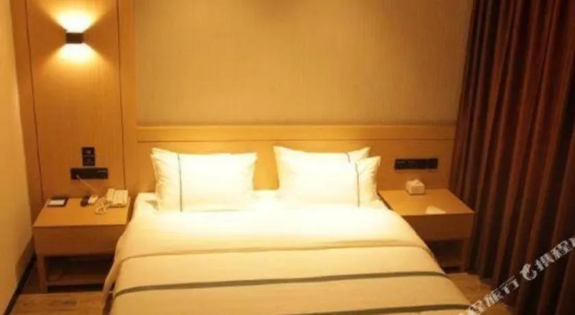 Bed in Jtour Inn Huanggang Wuxue City Square