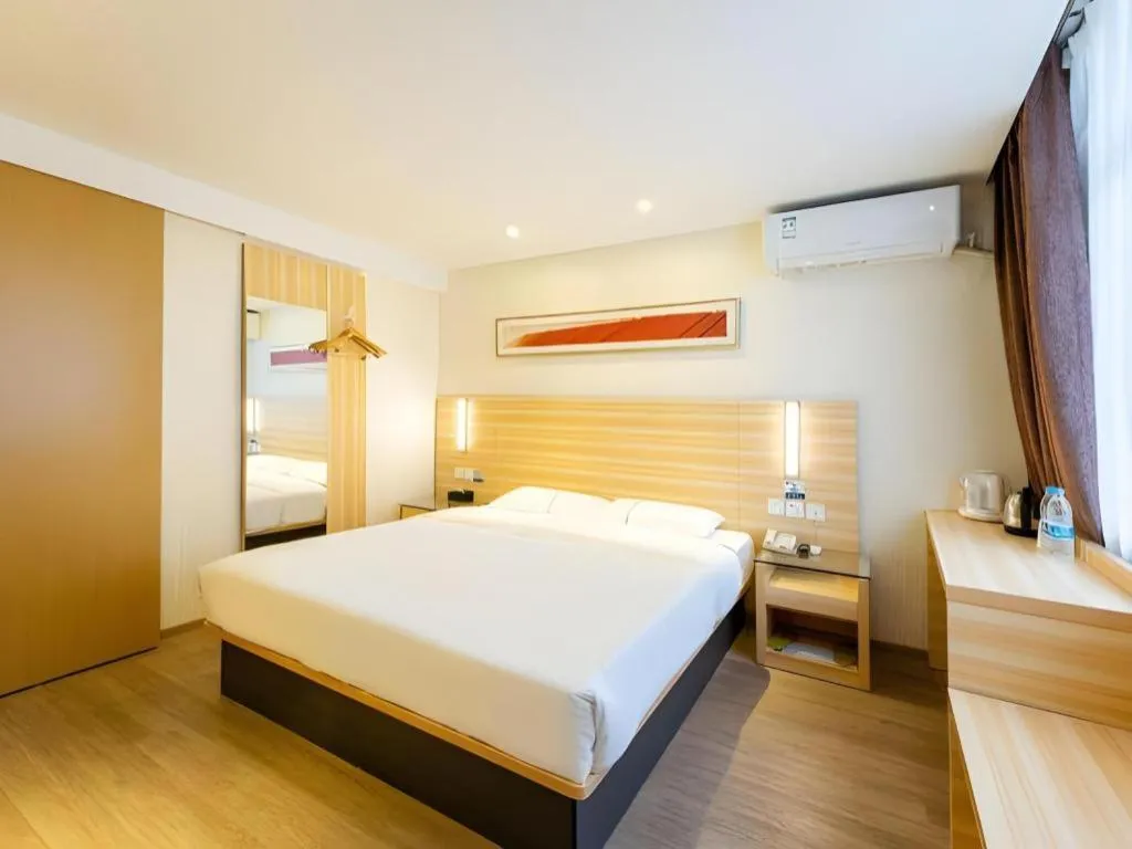 Bed in City Comfort Inn Guangzhou Luyuan Road Taojin Metro Station