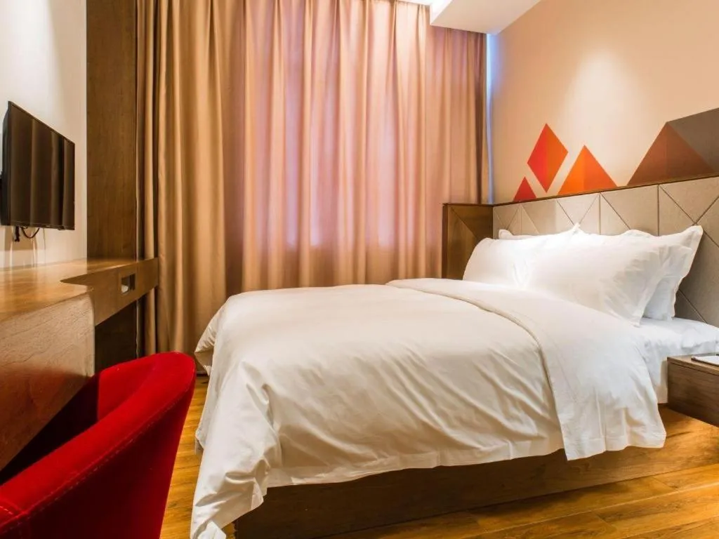 Bed in Borrman Hotel Qianjiang High-speed Railway Station Lobster City