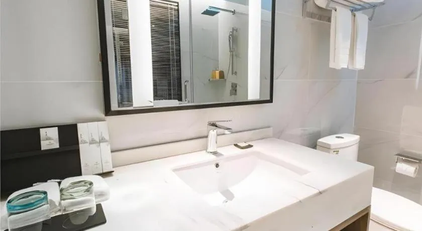 Borrman Hotel Qianjiang High-speed Railway Station Lobster City