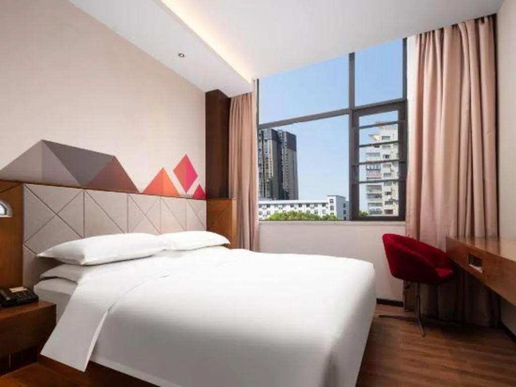 Bed in Borrman Hotel Qianjiang High-speed Railway Station Lobster City