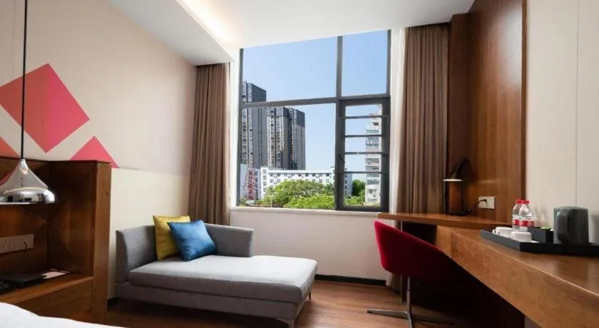 Bed in Borrman Hotel Qianjiang High-speed Railway Station Lobster City