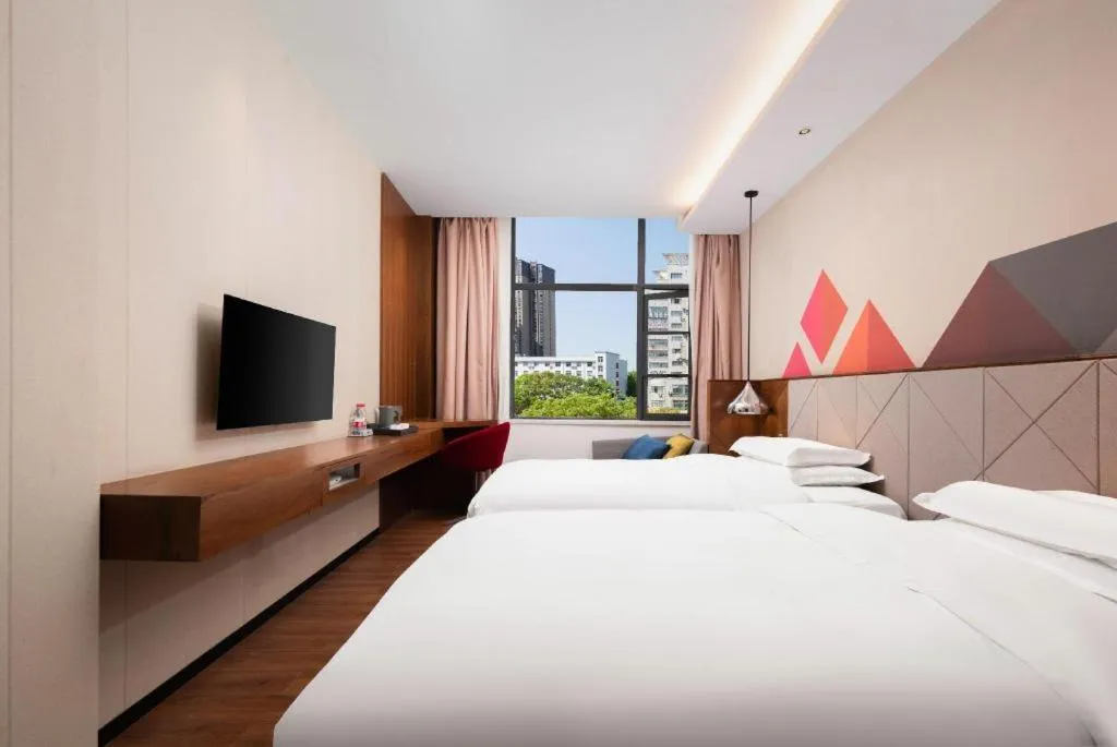 Bed in Borrman Hotel Qianjiang High-speed Railway Station Lobster City