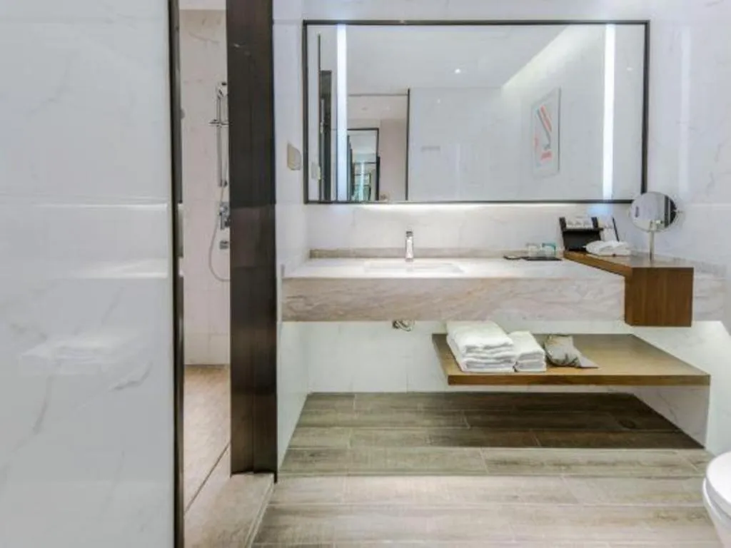 Borrman Hotel Qianjiang High-speed Railway Station Lobster City