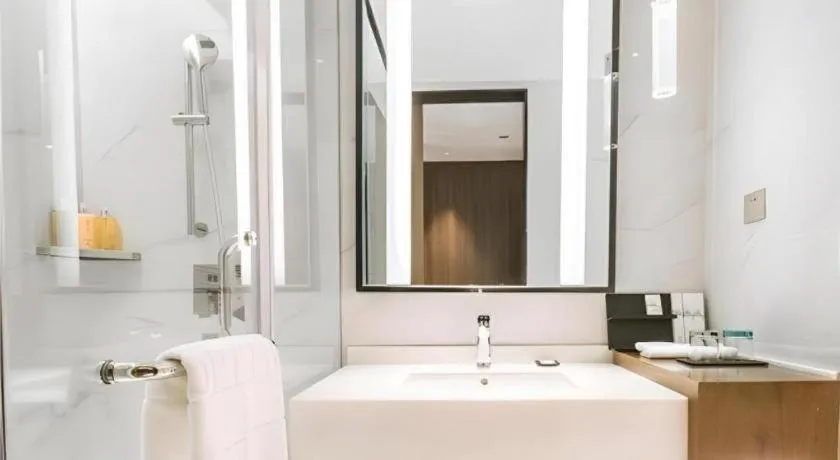 Borrman Hotel Qianjiang High-speed Railway Station Lobster City