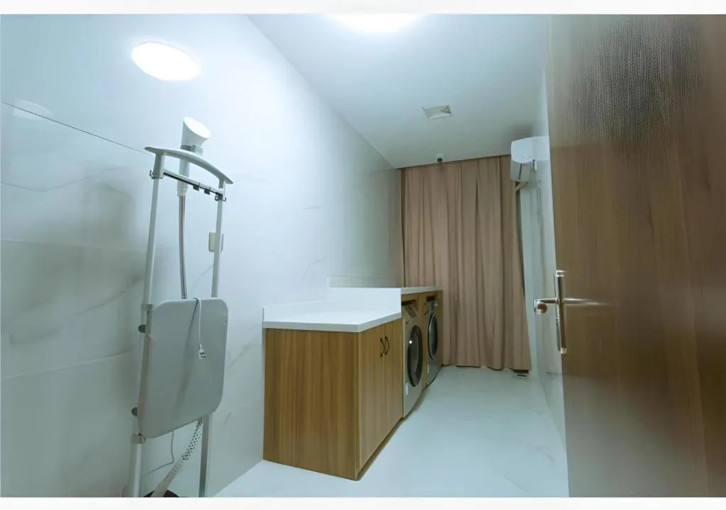 Borrman Hotel Qianjiang High-speed Railway Station Lobster City