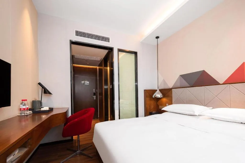 Bed in Borrman Hotel Qianjiang High-speed Railway Station Lobster City