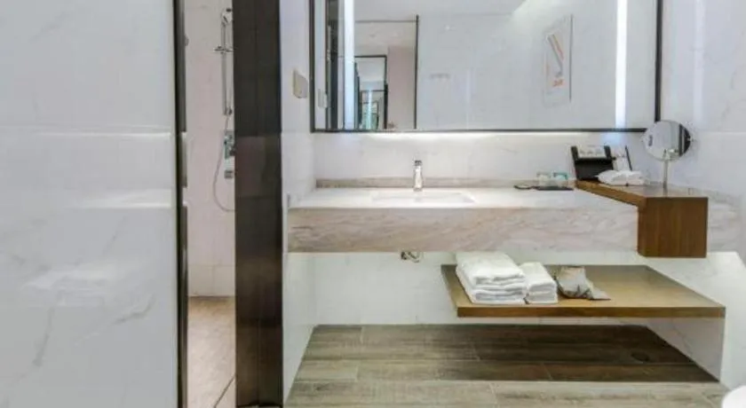 Borrman Hotel Qianjiang High-speed Railway Station Lobster City