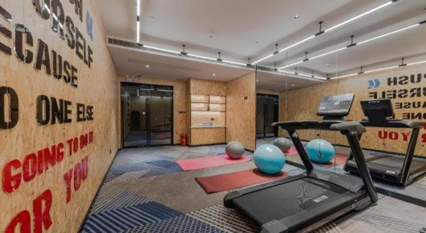 Borrman Hotel Qianjiang High-speed Railway Station Lobster City