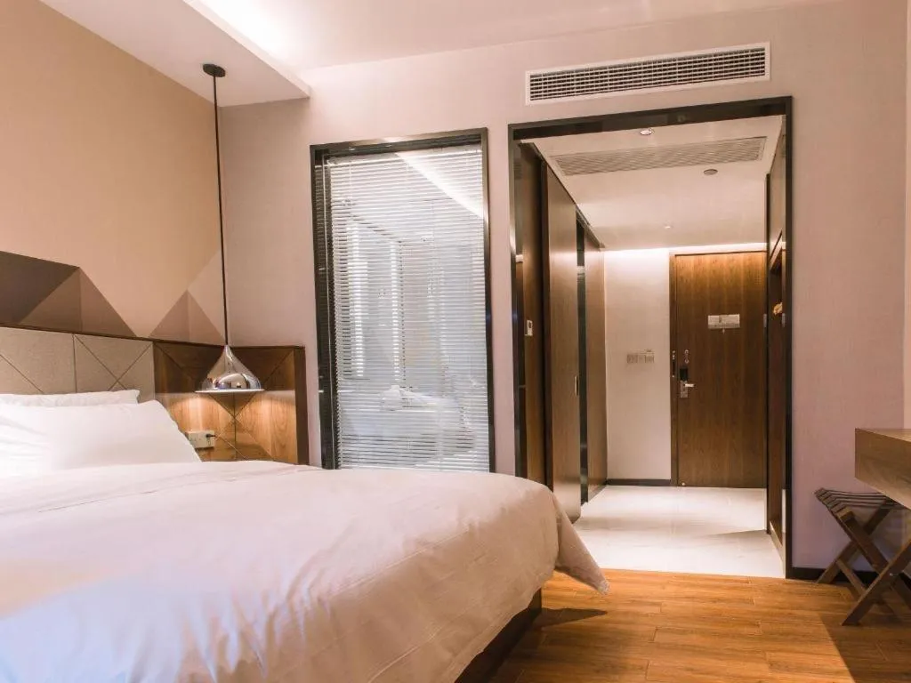 Bed in Borrman Hotel Qianjiang High-speed Railway Station Lobster City