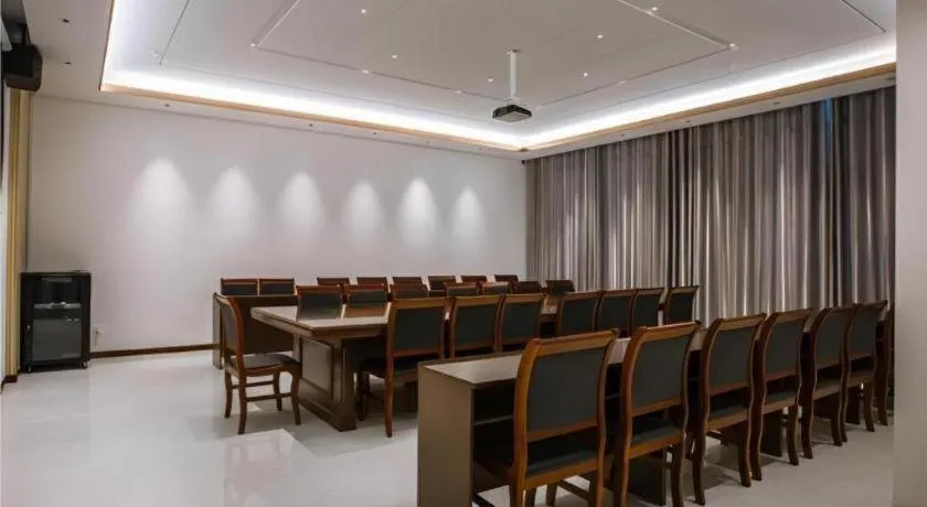 Borrman Hotel Qianjiang High-speed Railway Station Lobster City