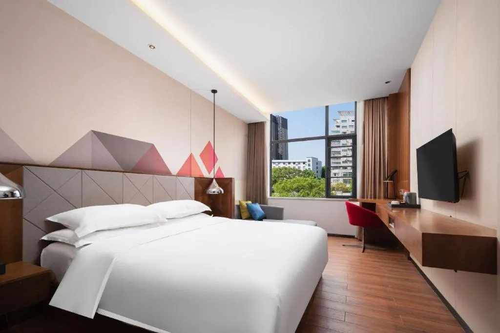 Bed in Borrman Hotel Qianjiang High-speed Railway Station Lobster City