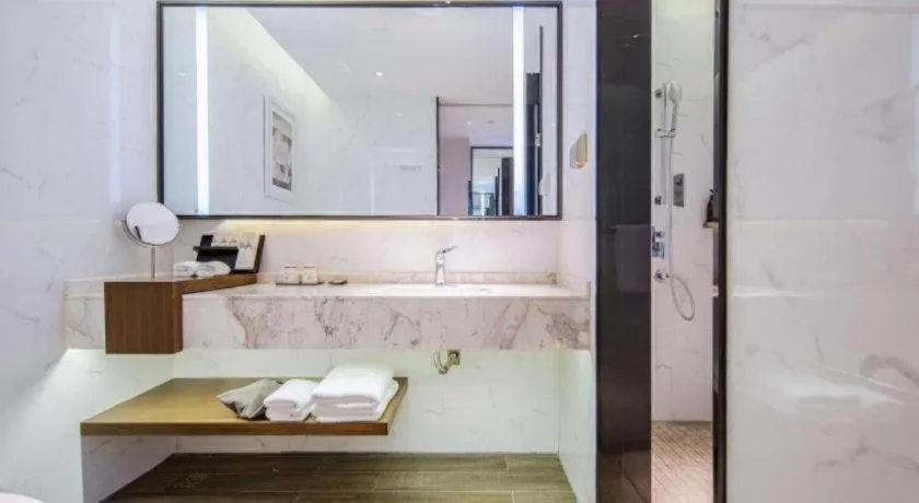 Borrman Hotel Qianjiang High-speed Railway Station Lobster City