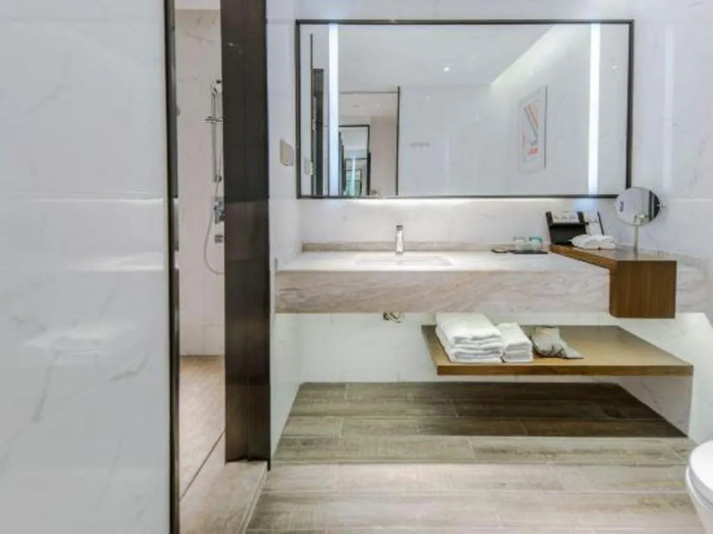 Borrman Hotel Qianjiang High-speed Railway Station Lobster City