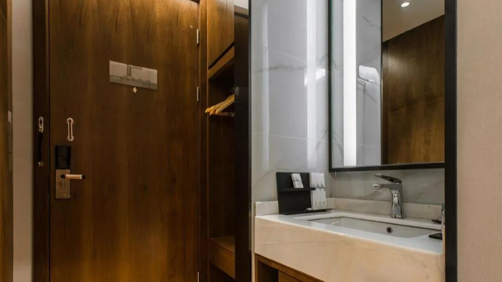 Borrman Hotel Qianjiang High-speed Railway Station Lobster City