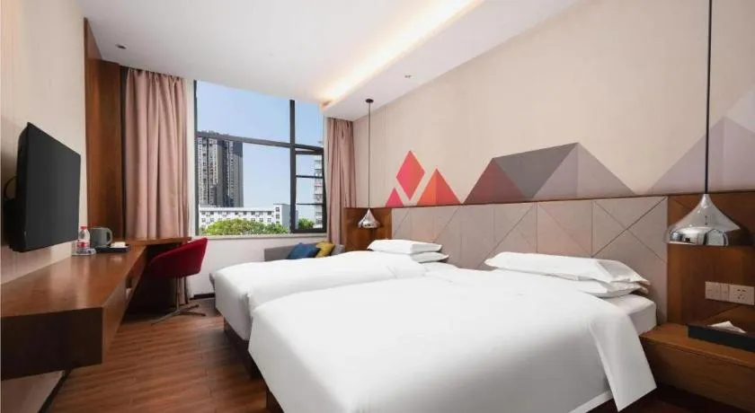 Bed in Borrman Hotel Qianjiang High-speed Railway Station Lobster City