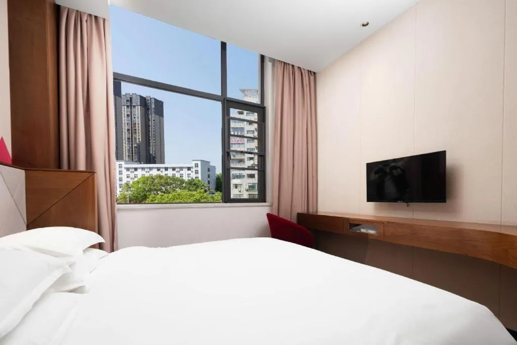 Bed in Borrman Hotel Qianjiang High-speed Railway Station Lobster City