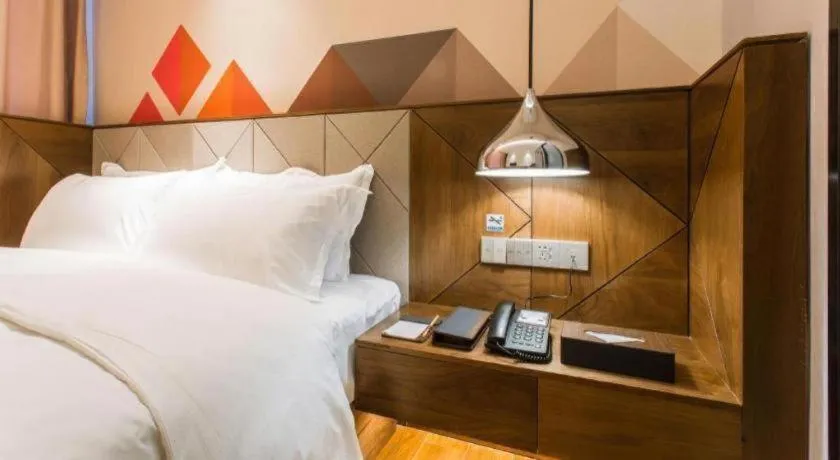 Bed in Borrman Hotel Qianjiang High-speed Railway Station Lobster City