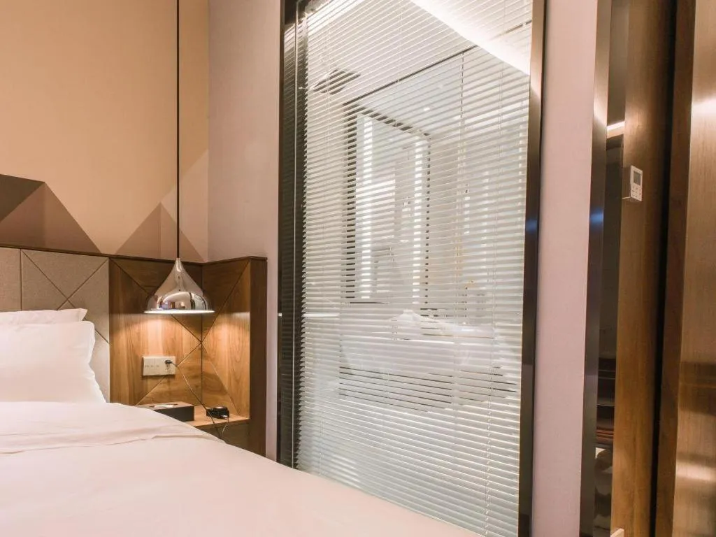 Bed in Borrman Hotel Qianjiang High-speed Railway Station Lobster City