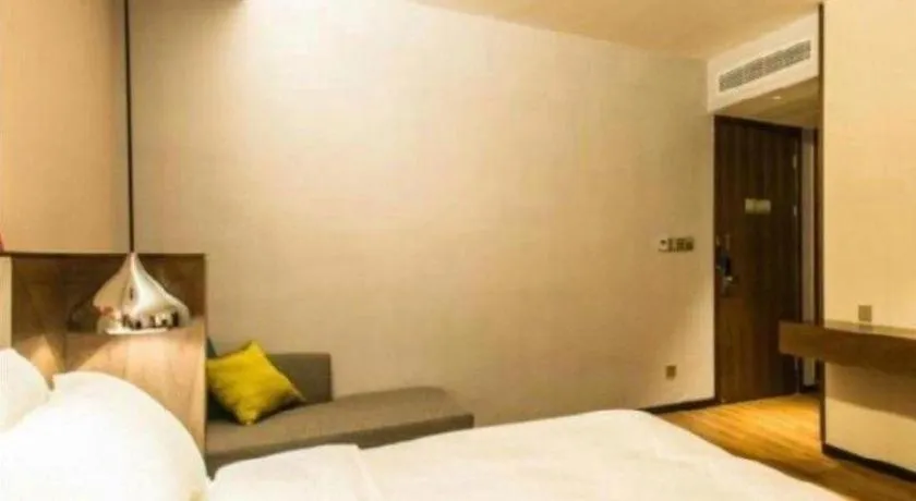 Bed in Borrman Hotel Qianjiang High-speed Railway Station Lobster City