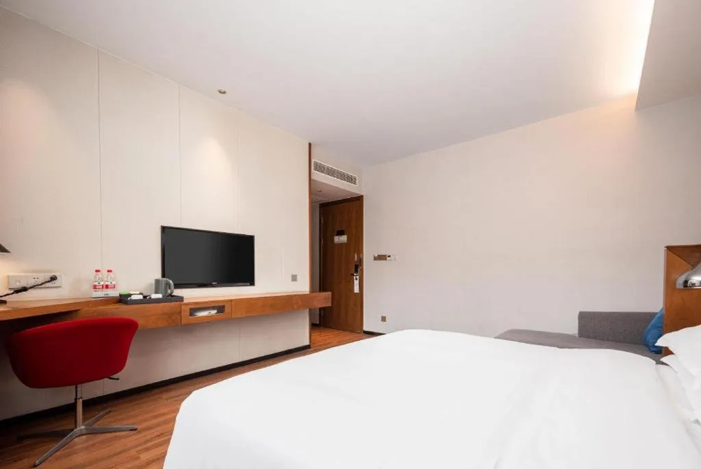 Bed in Borrman Hotel Qianjiang High-speed Railway Station Lobster City