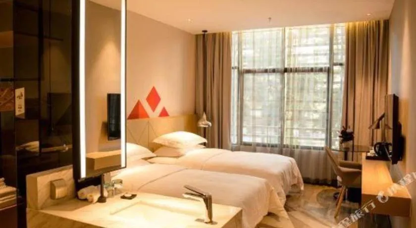 Bed in Borrman Hotel Qianjiang High-speed Railway Station Lobster City