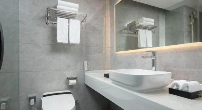 Borrman Hotel Qianjiang High-speed Railway Station Lobster City