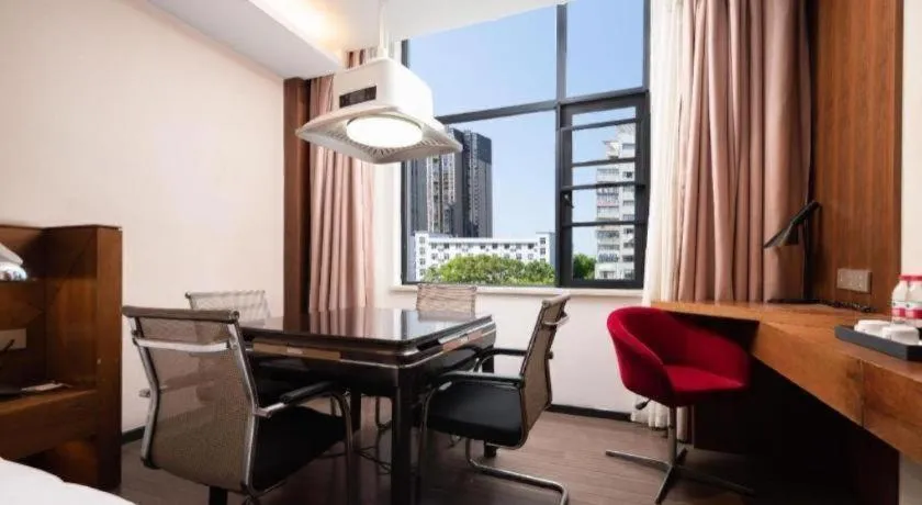 Borrman Hotel Qianjiang High-speed Railway Station Lobster City