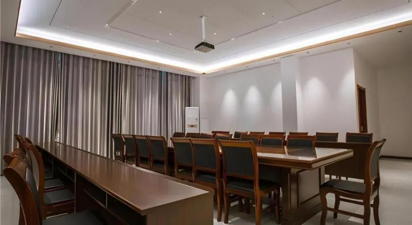 Borrman Hotel Qianjiang High-speed Railway Station Lobster City