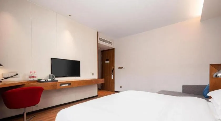 Bed in Borrman Hotel Qianjiang High-speed Railway Station Lobster City