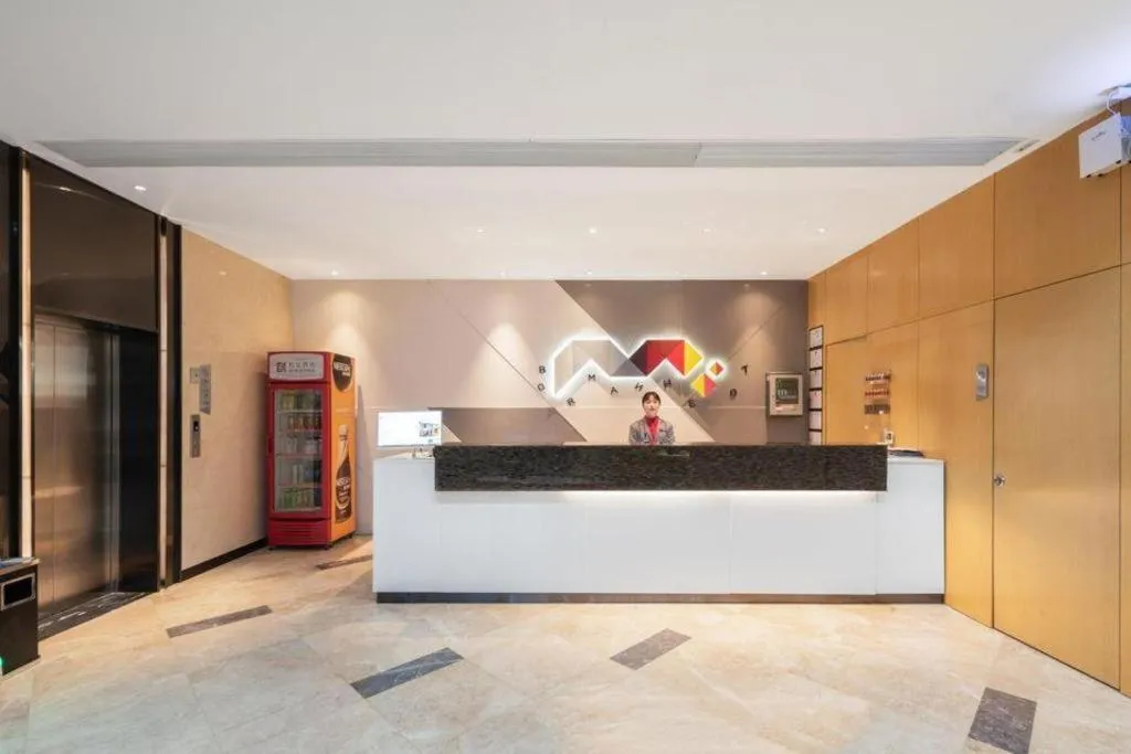 Borrman Hotel Qianjiang High-speed Railway Station Lobster City