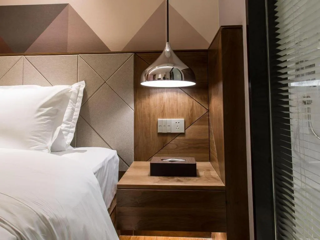 Bed in Borrman Hotel Qianjiang High-speed Railway Station Lobster City