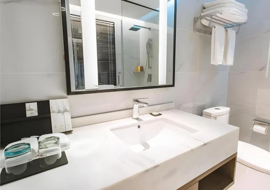 Borrman Hotel Qianjiang High-speed Railway Station Lobster City