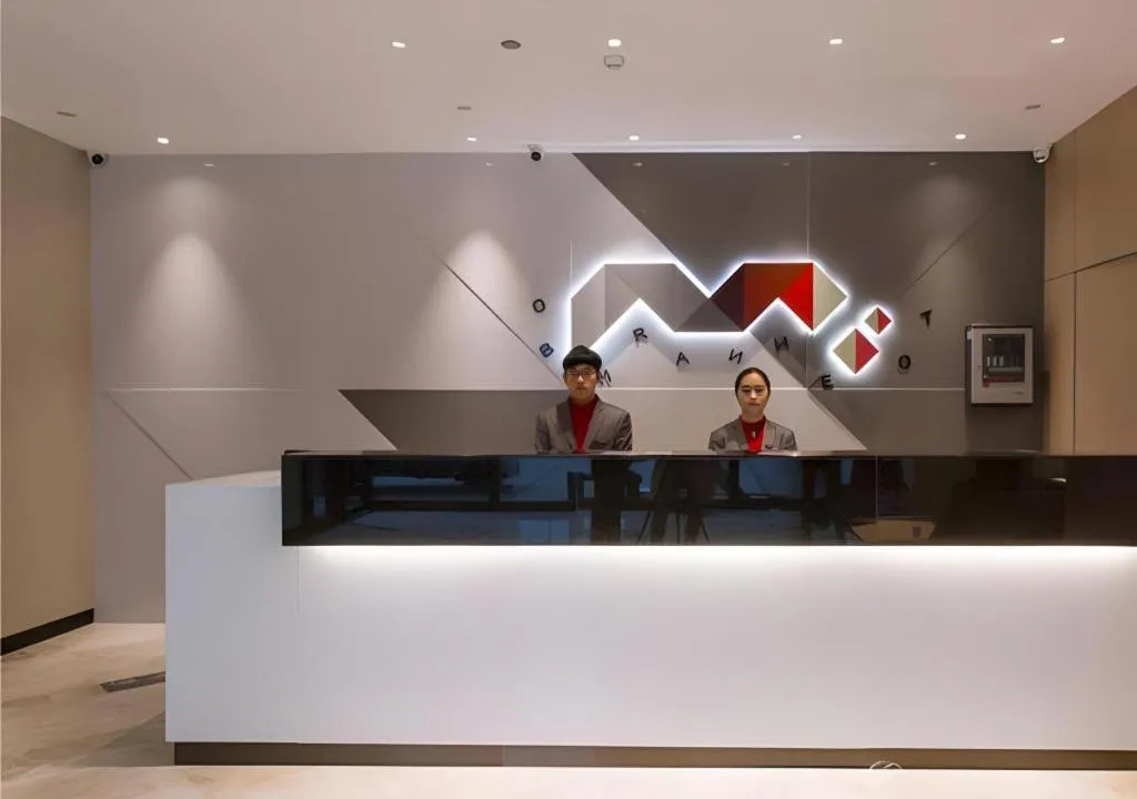 Borrman Hotel Qianjiang High-speed Railway Station Lobster City