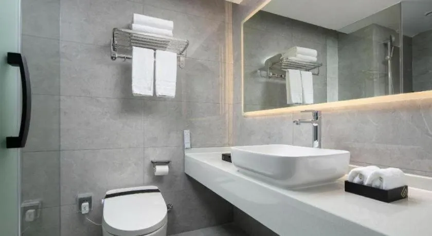 Borrman Hotel Qianjiang High-speed Railway Station Lobster City