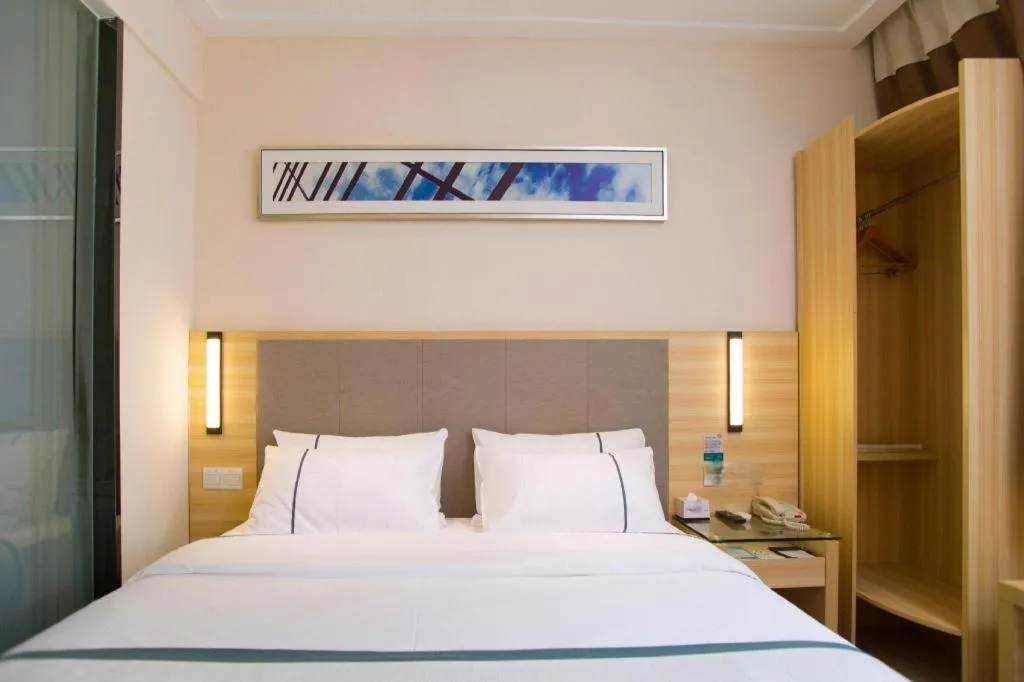 Bed in City Comfort Inn Guilin Xiangbi Mountain Park