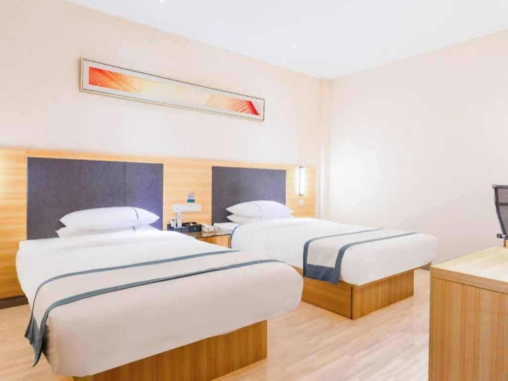 Bed in City Comfort Inn Liuzhou High-speed Railway Station Entrance