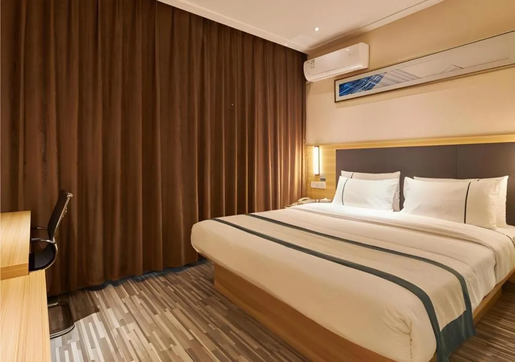 Bed in City Comfort Inn Liuzhou High-speed Railway Station Entrance