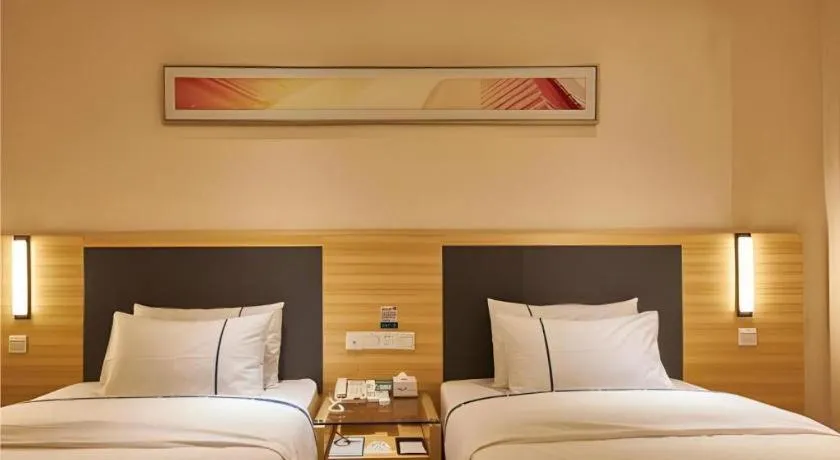 Bed in City Comfort Inn Liuzhou High-speed Railway Station Entrance