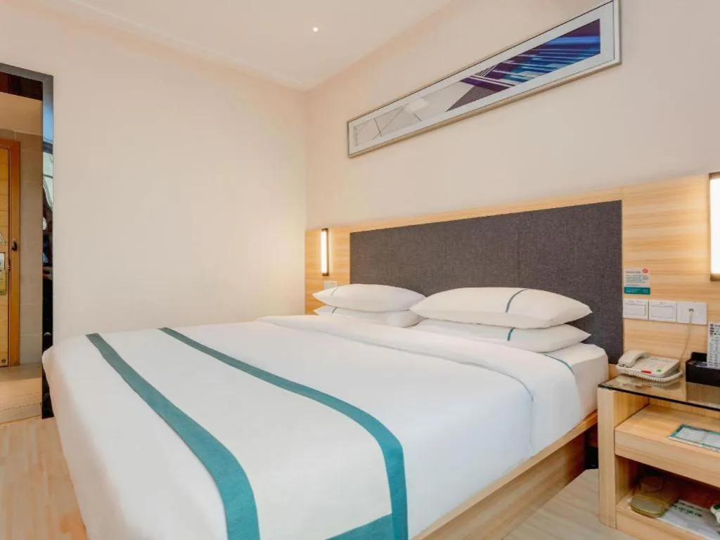 Bed in City Comfort Inn Liuzhou High-speed Railway Station Entrance