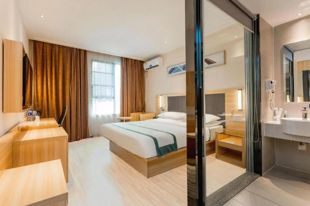 Bed in City Comfort Inn Liuzhou High-speed Railway Station Entrance