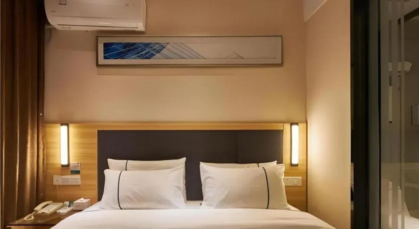 Bed in City Comfort Inn Liuzhou High-speed Railway Station Entrance