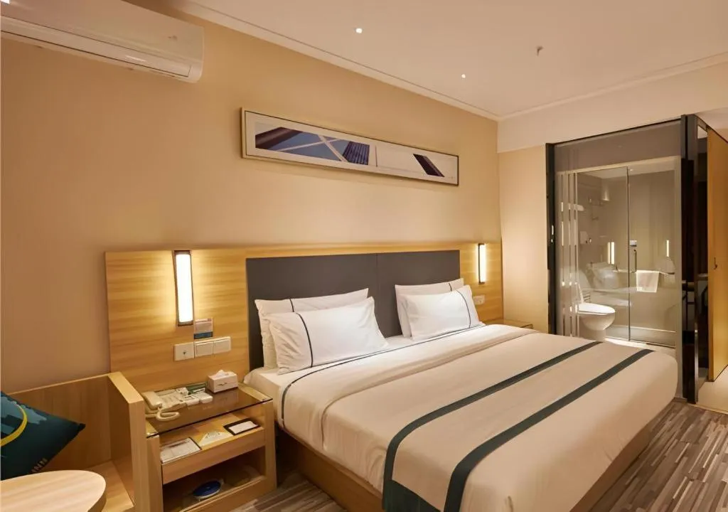 Bed in City Comfort Inn Liuzhou High-speed Railway Station Entrance