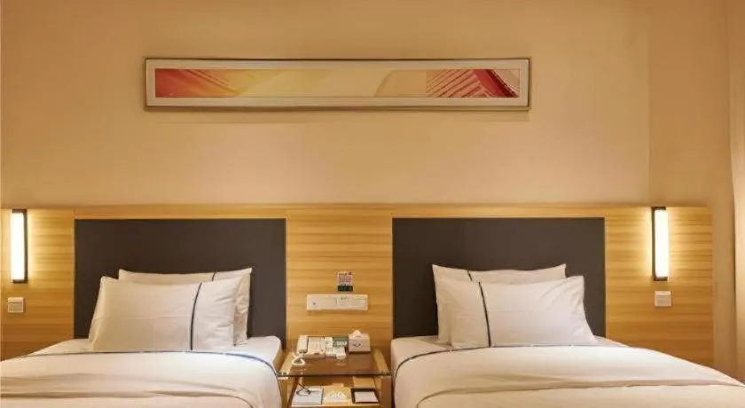 Bed in City Comfort Inn Liuzhou High-speed Railway Station Entrance