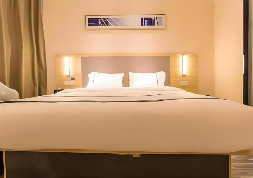 Bed in City Comfort Inn Liuzhou High-speed Railway Station Entrance