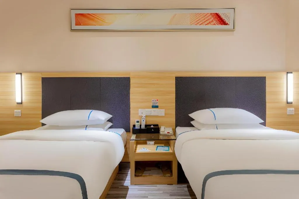 Bed in City Comfort Inn Liuzhou High-speed Railway Station Entrance